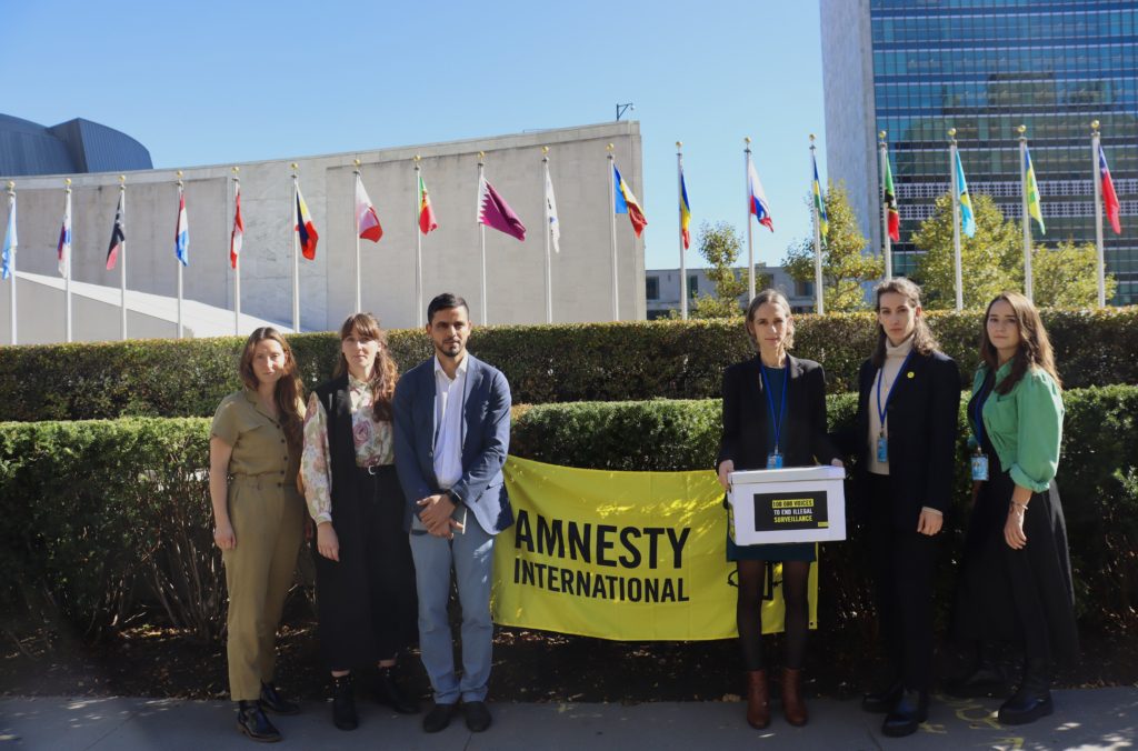 An Amnesty delegation delivered an Amnesty petition against the abusive use of spy software at the United Nations in New York. More than 100,000 people worldwide have signed the petition.