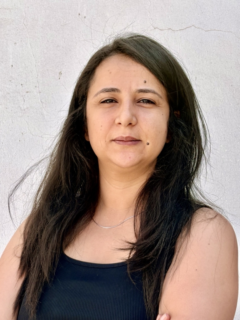 Photo of Kholoud Mokhtari looking towards the camera. She has long straight dark hair.